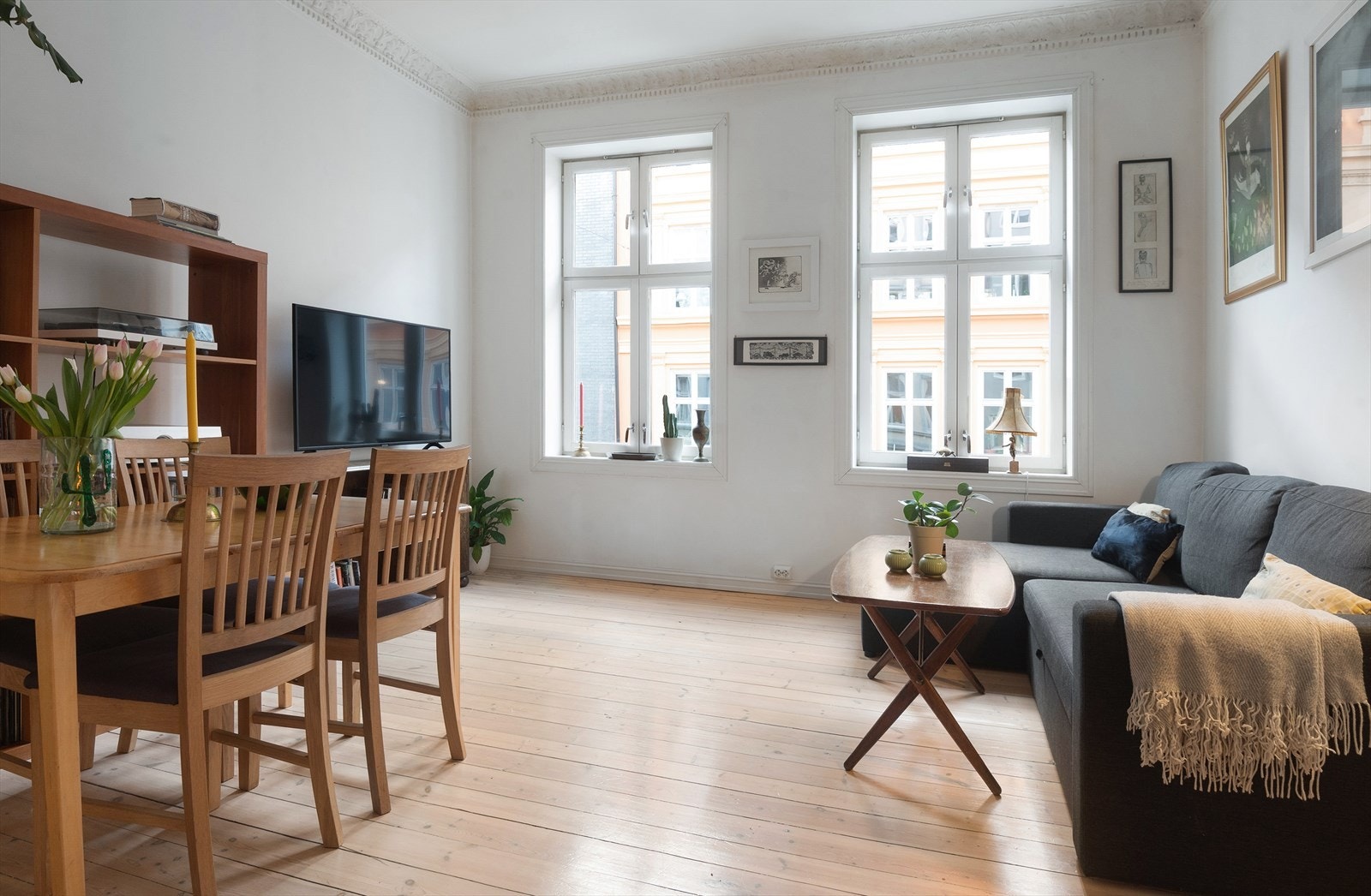 En lys og klassisk 2-roms med separat kjøkken og balkong som vender inn mot rolig bakgård. Galleribilde