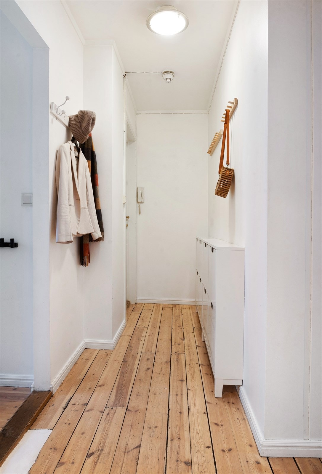 Romslig entré med god plass til å henge opp jakker og sette fra seg sko. Galleribilde