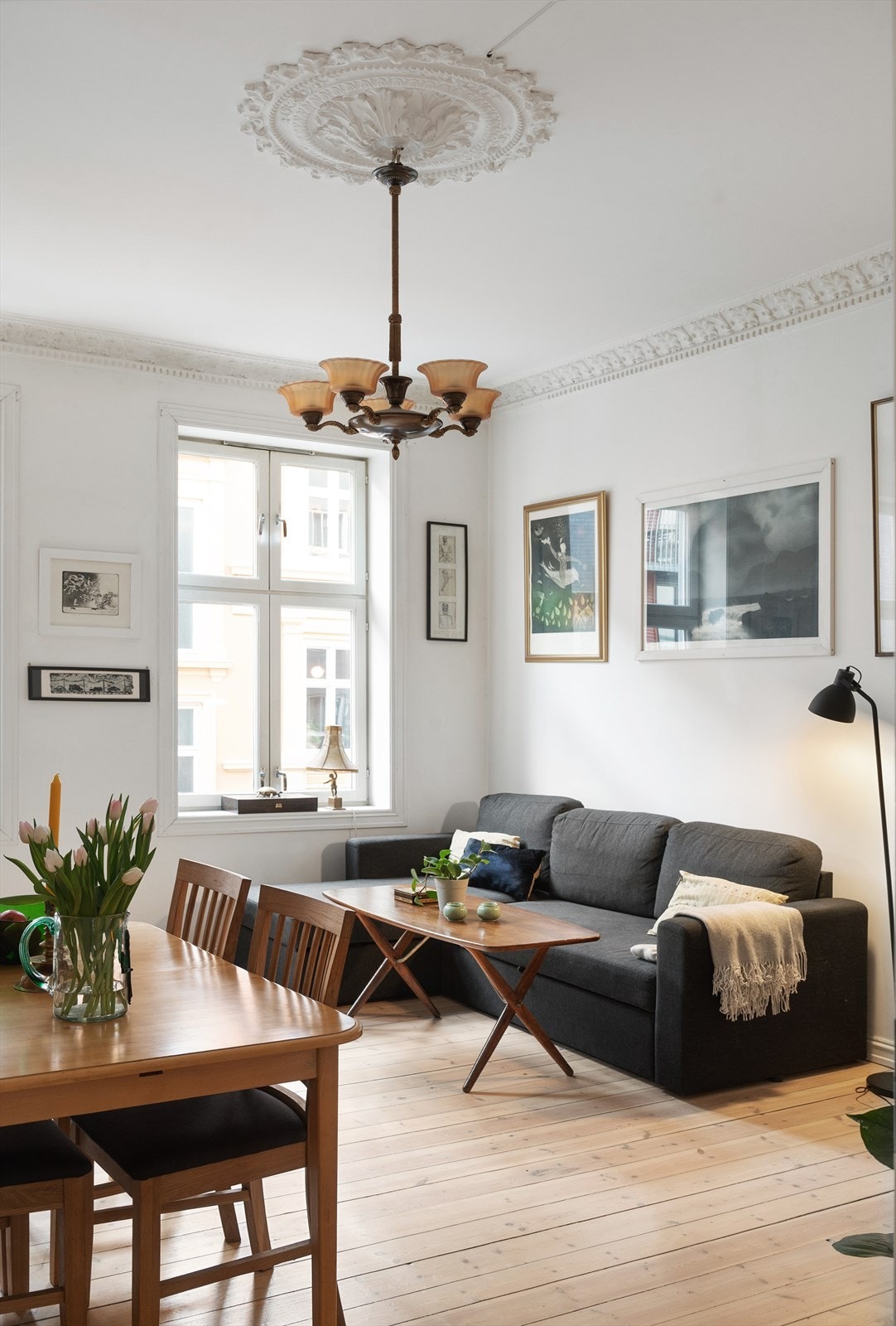 Leiligheten er utsmykket med flott stukkatur og rosett. Galleribilde