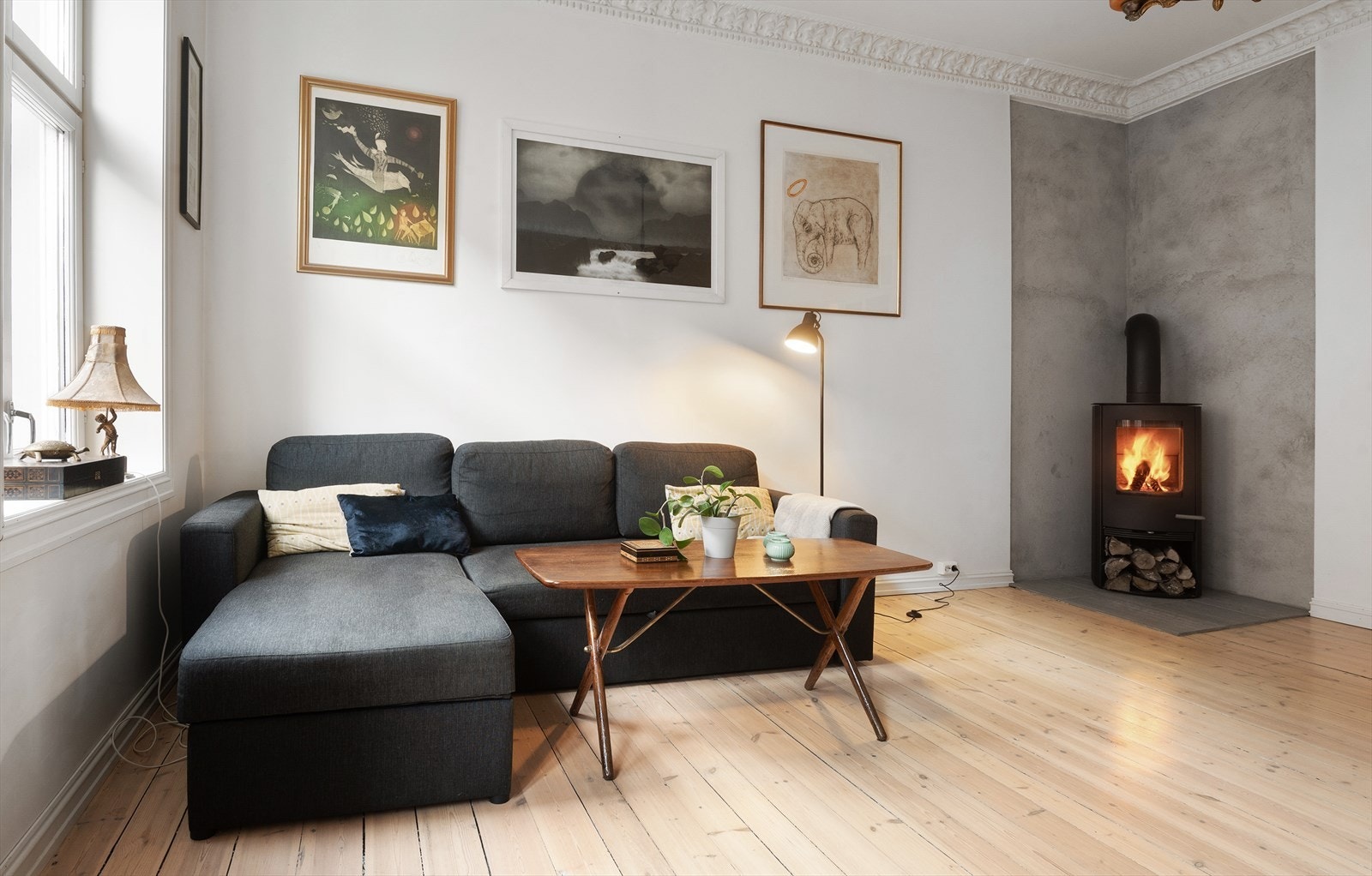 Leiligheten har en romslig stue med god plass til en sofaseksjon og annen ønskelig innredning. Galleribilde