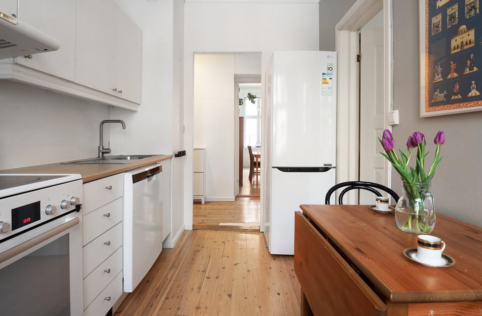 Kjøkkenet er utstyrt med komfyr, kum med ettgreps blandebatteri, ventilator, kjøl/fryseskap, oppvaskmaskin. Galleribilde