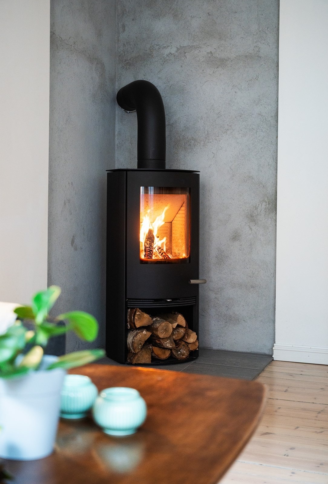 Stuen har en moderne peis fra 2017, som gir godt med varme på kalde vinterdager. Galleribilde