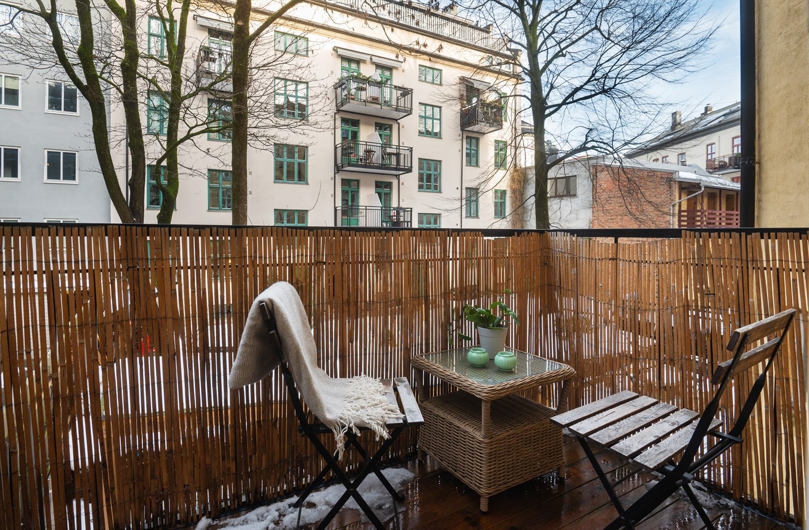 Flott balkong som vender ut mot rolig bakgård. Galleribilde