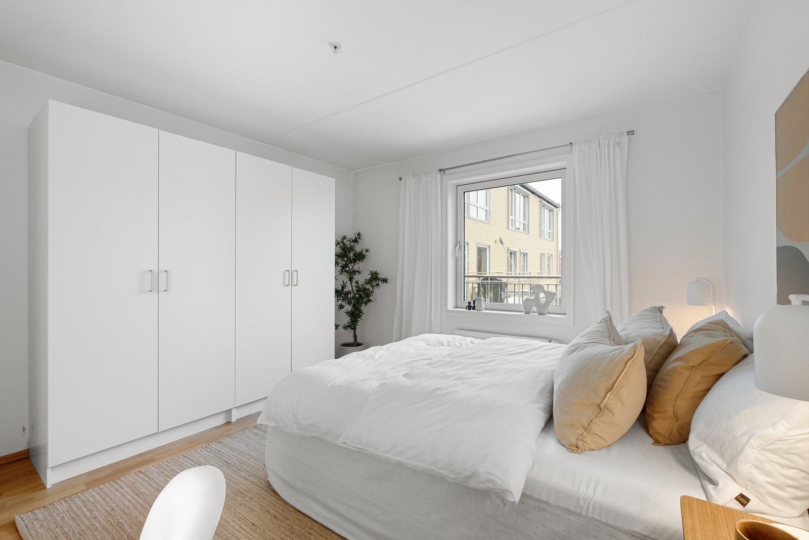 To doble garderobeskap gir god oppbevaringsplass på soverommet. I tillegg er det plass til flere skap, kommoder eller annet etter ønske og behov. Galleribilde