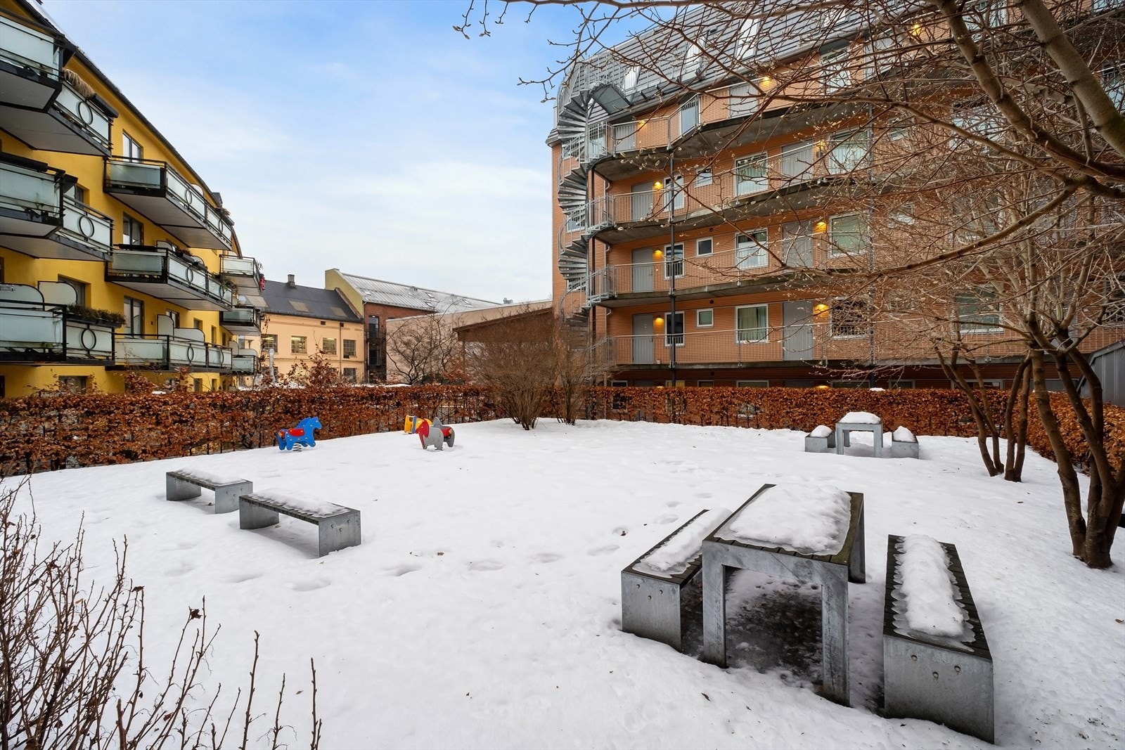 Det er sittegrupper og lekeapparater i bakgården til glede for beboerne. Galleribilde