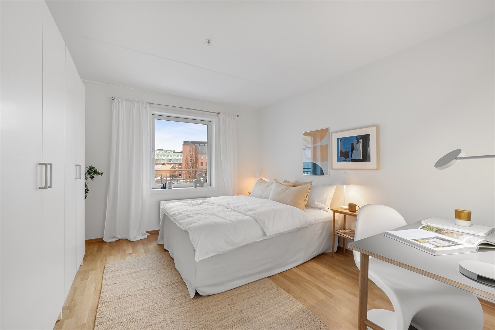 Stort soverom med rikelig skapplass. Galleribilde