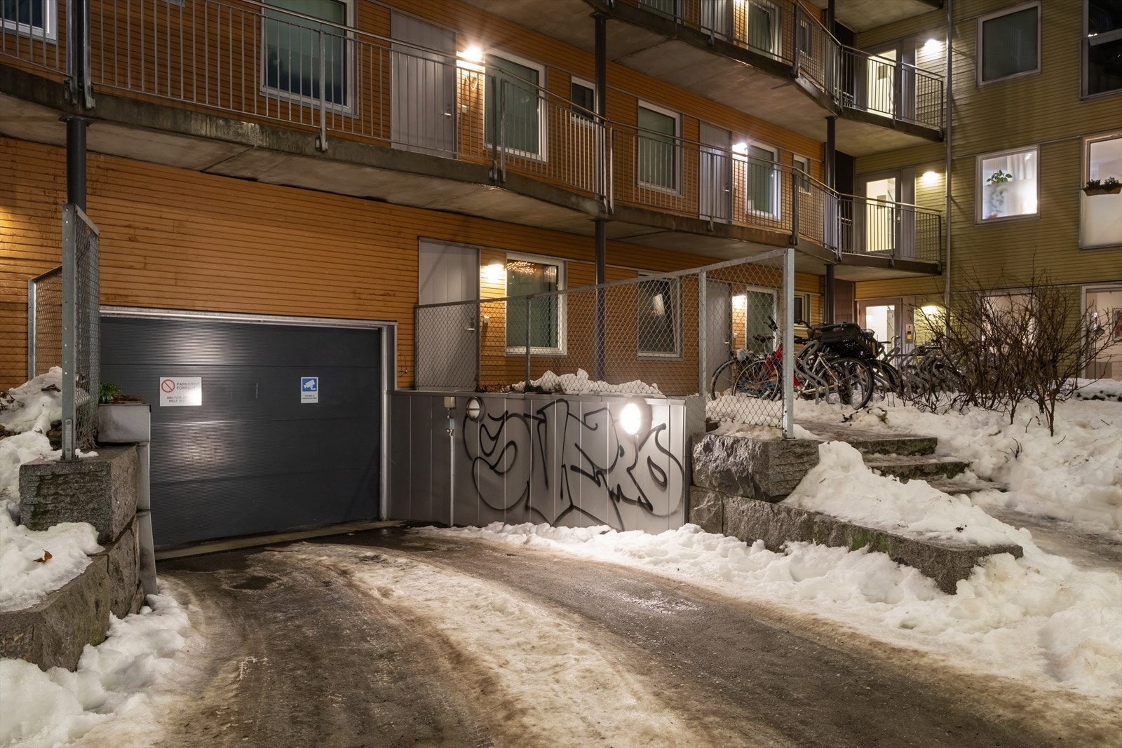 Det er garasjekjeller i bygget, men det medfølger ikke garasjeplass for den aktuelle seksjonen. Det er tidvis muligheter for kjøp og leie av garasjeplass. Ellers er det også beboerparkering i området. Galleribilde