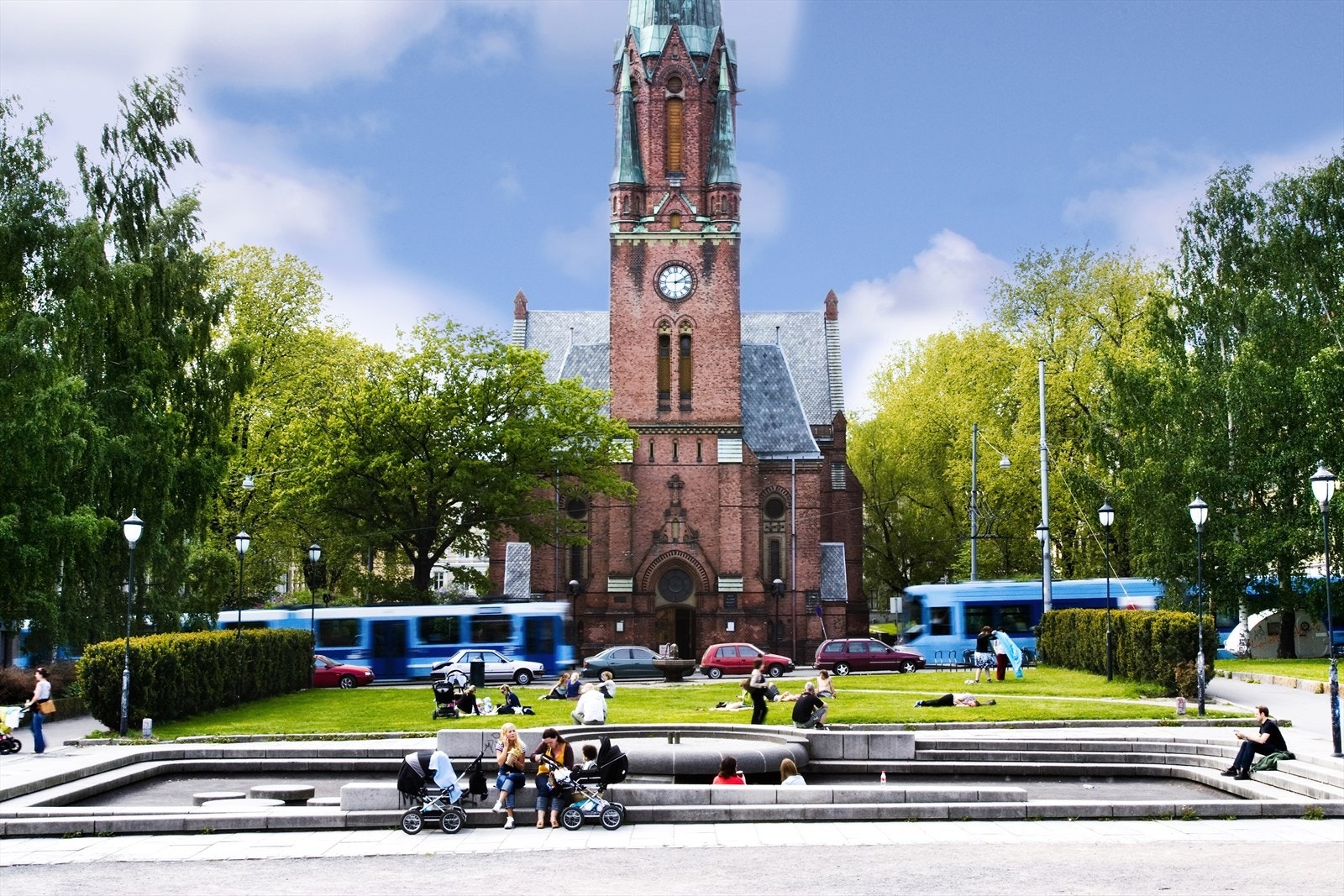 God dekning med kollektivtrafikk i nærområdet i form av trikk og buss med flere linjer i ulike retninger. Det går også flere nattbusser. Galleribilde