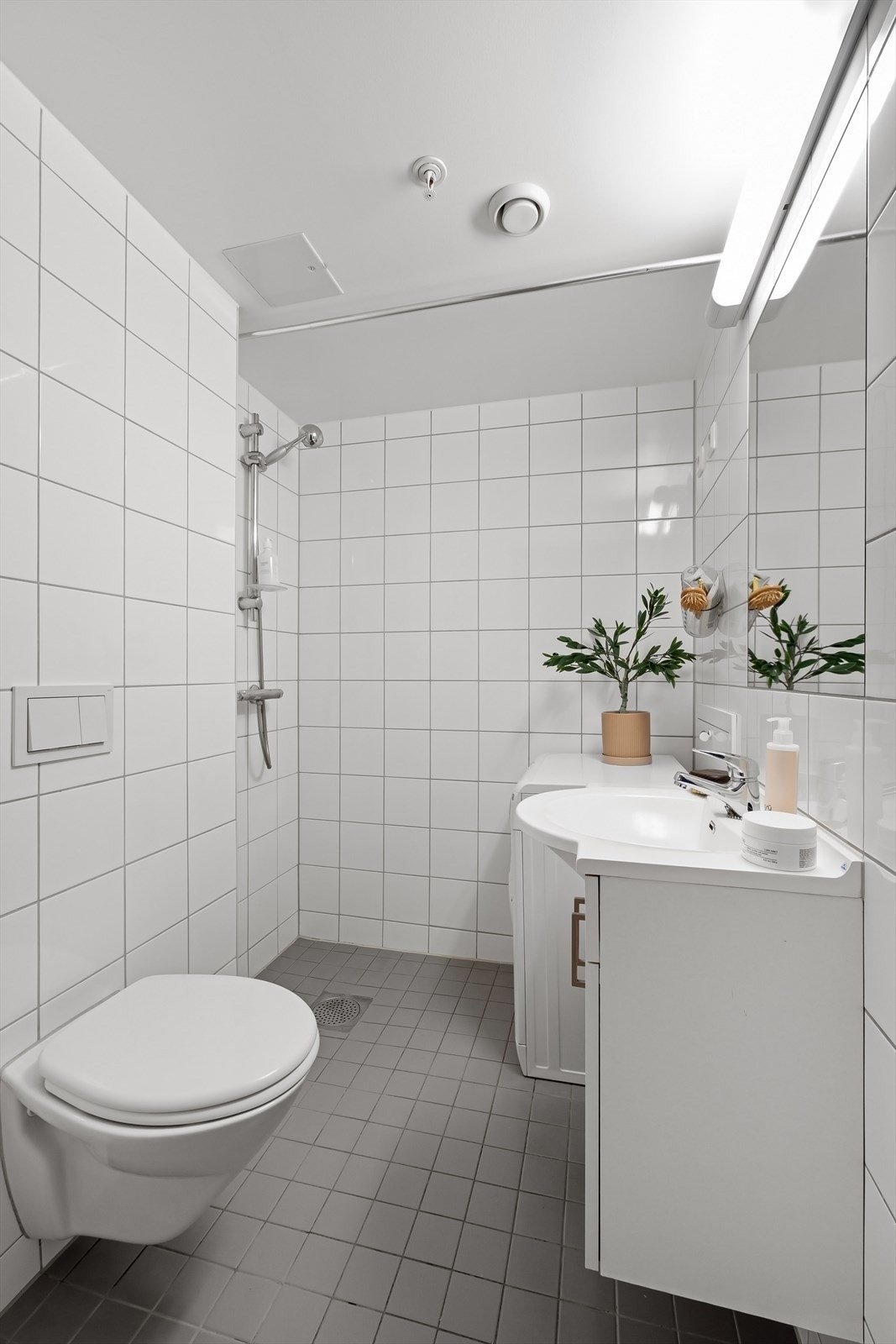 Pent flislagt bad med opplegg for vaskemaskin. Galleribilde