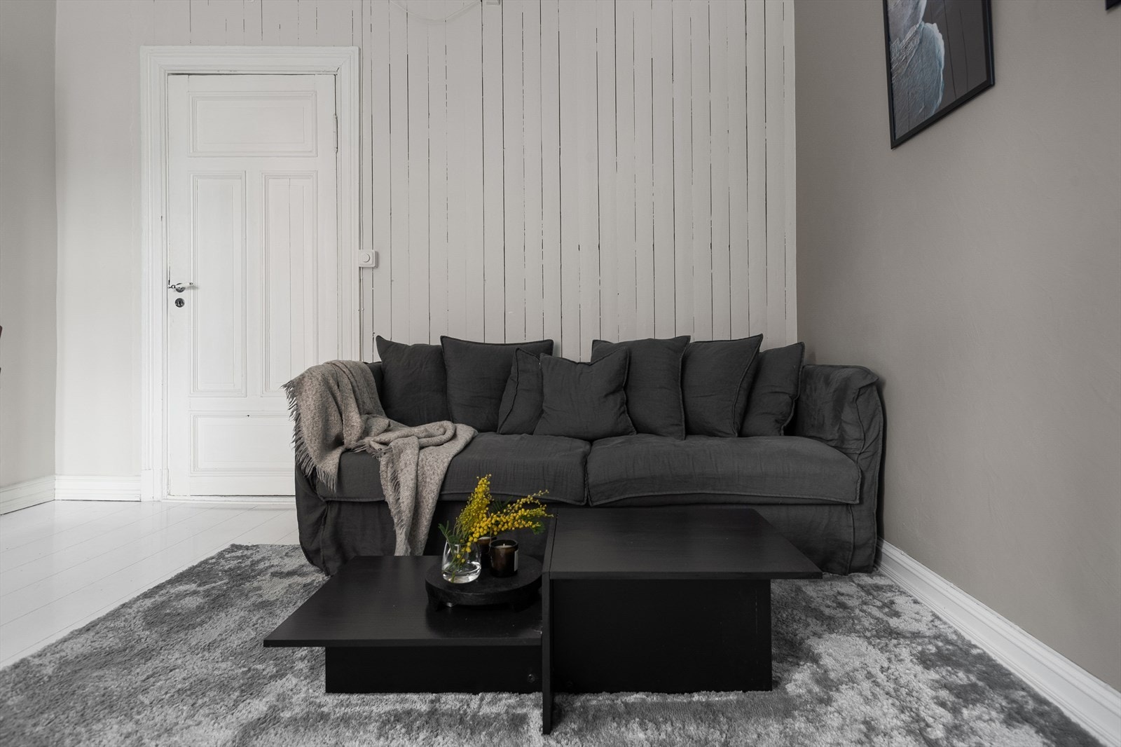 Stuen er har sjenerøs størrelse med naturlige møbleringssoner - Her er det god plass til komfortabel sofa, salongbord og spisebord! Galleribilde