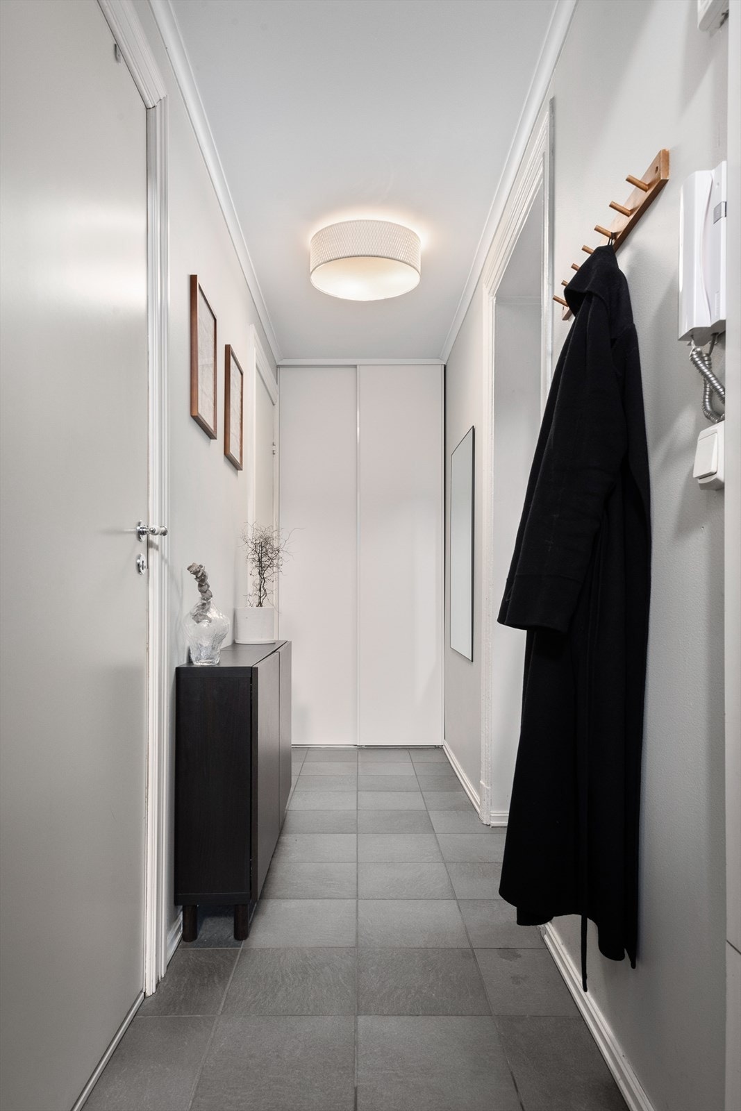 Innbydende gang med flislagt gulv og god oppbevaring. Galleribilde
