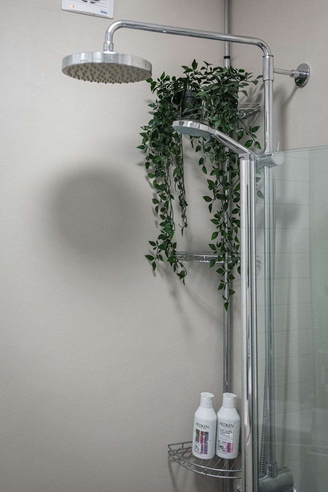 Dusjhjørne med stor taktusj, dusjvegg i herdet glass og dusjhyller. Galleribilde