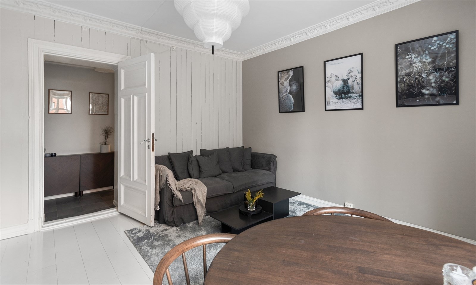 Leiligheten er en lekker balanse mellom det klassiske og moderne. Galleribilde