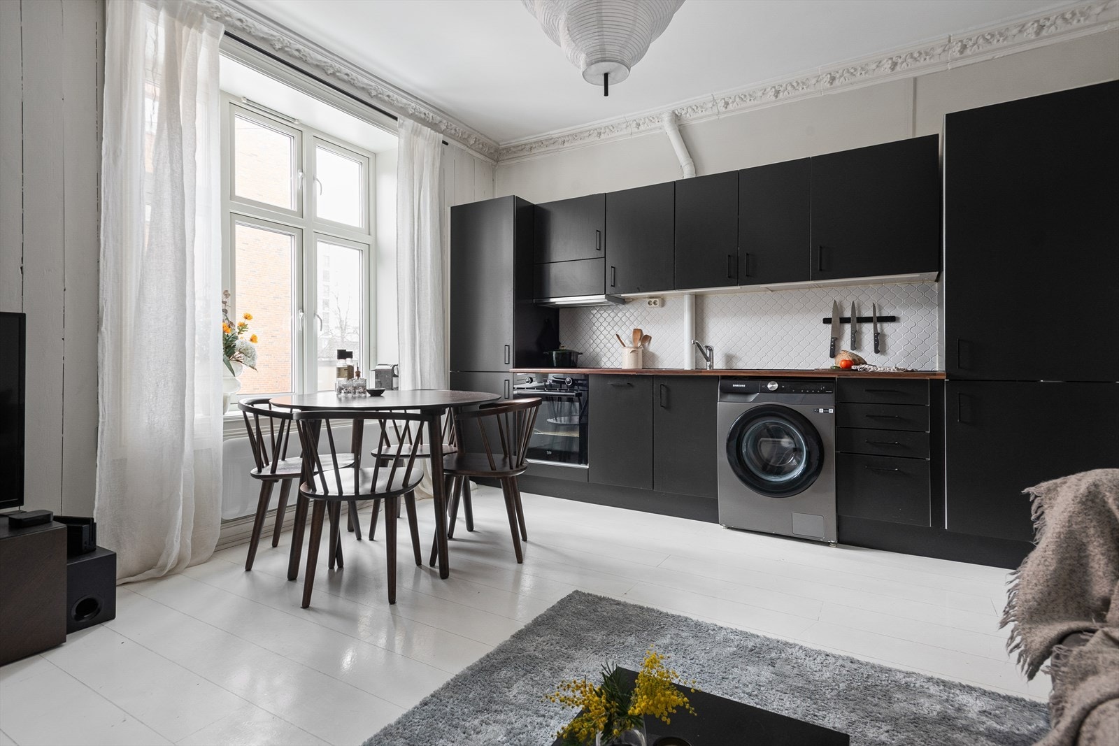 Gulvet er gjennomgående lagt i parkett. Galleribilde