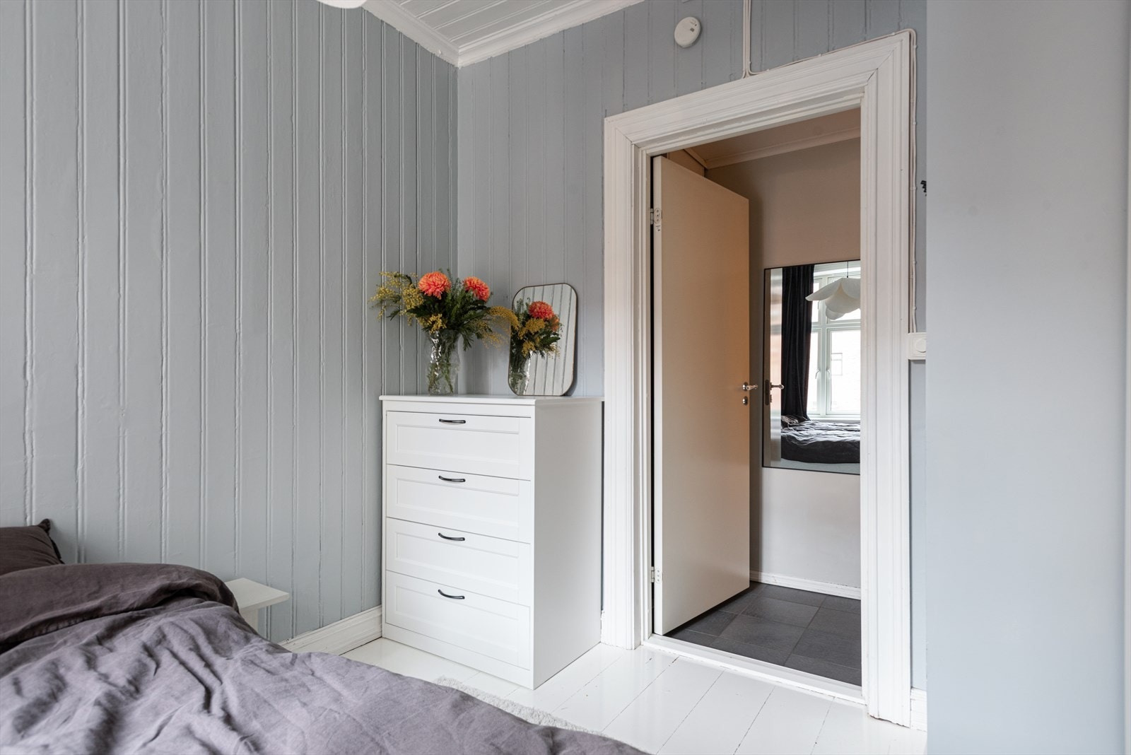 Soverom med plass til kommode og speil. Galleribilde