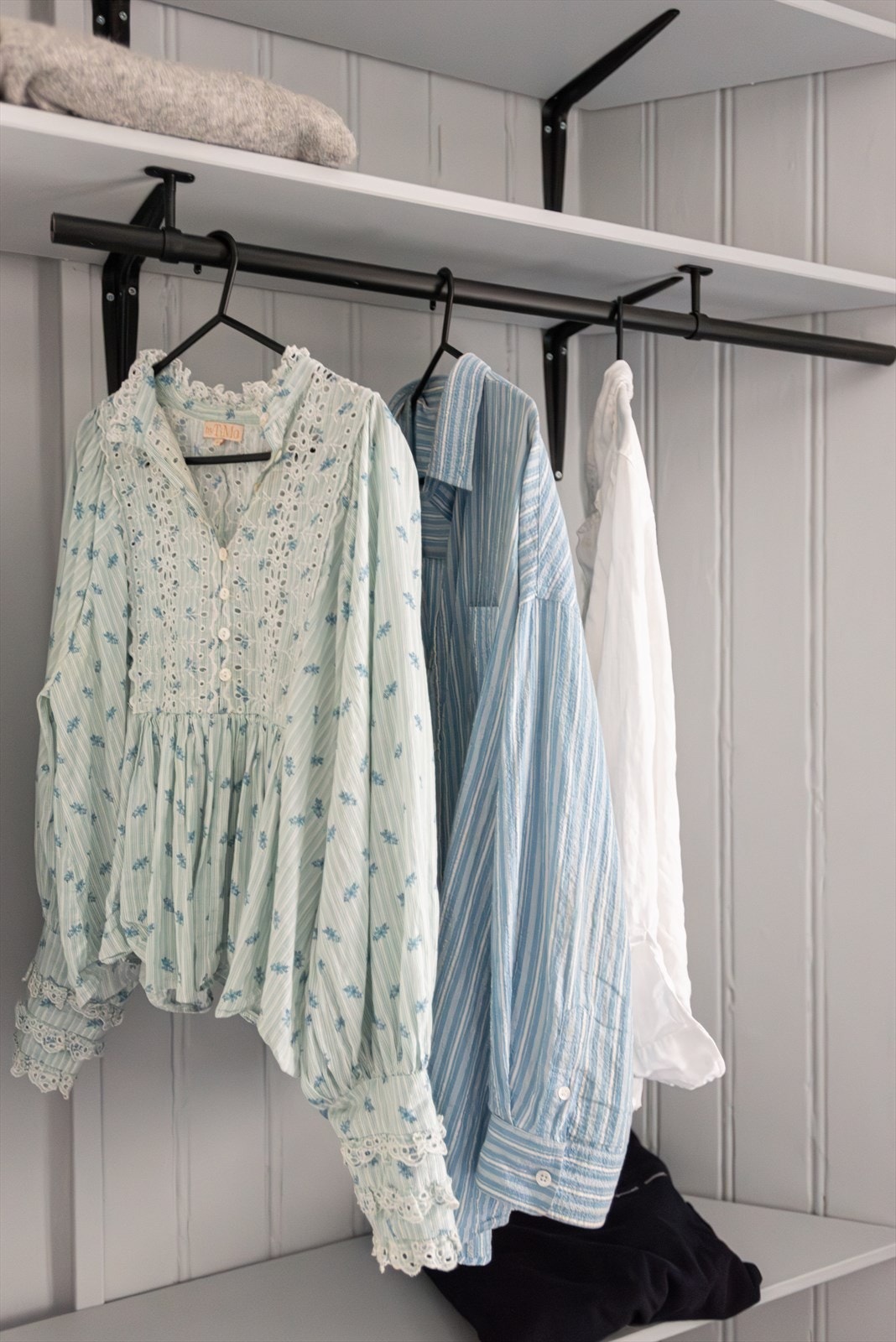 Åpent garderobesystem for enkel tilgang til klær. Galleribilde