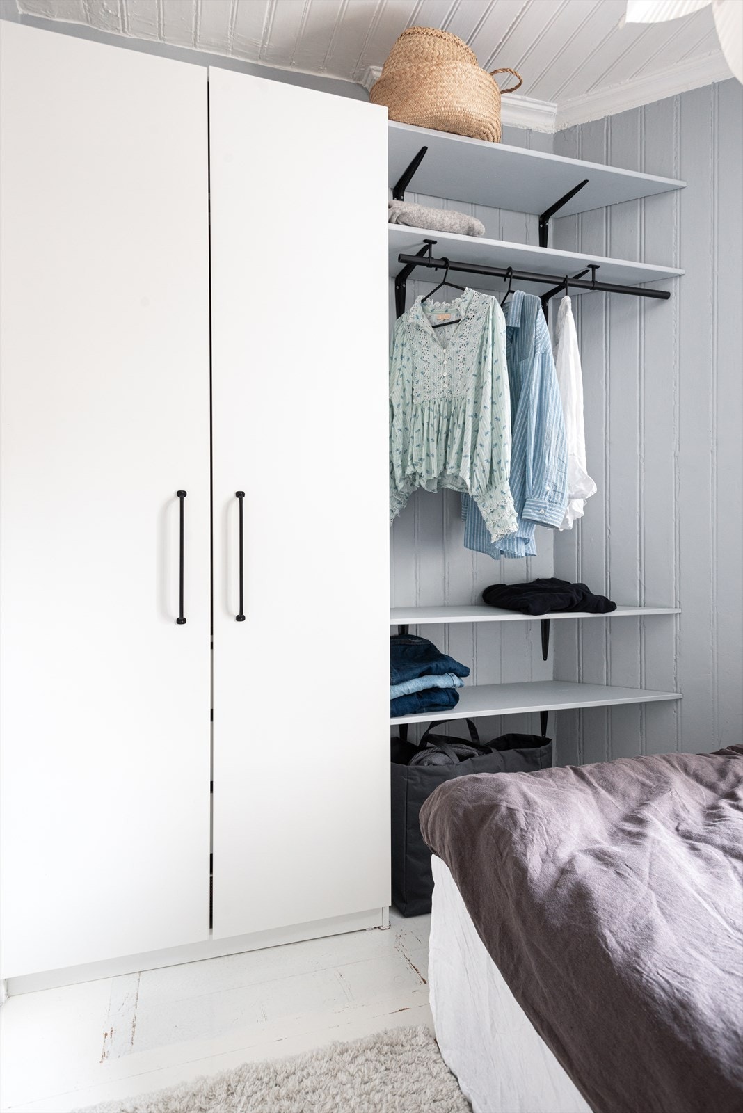 Praktisk garderobeløsning med både skap og hyller. Galleribilde