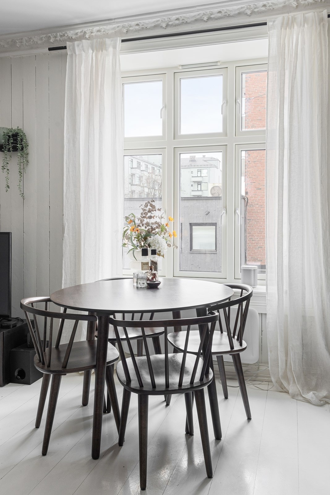 Store vindusflater gir leiligheten rikelig med naturlig lys. Galleribilde