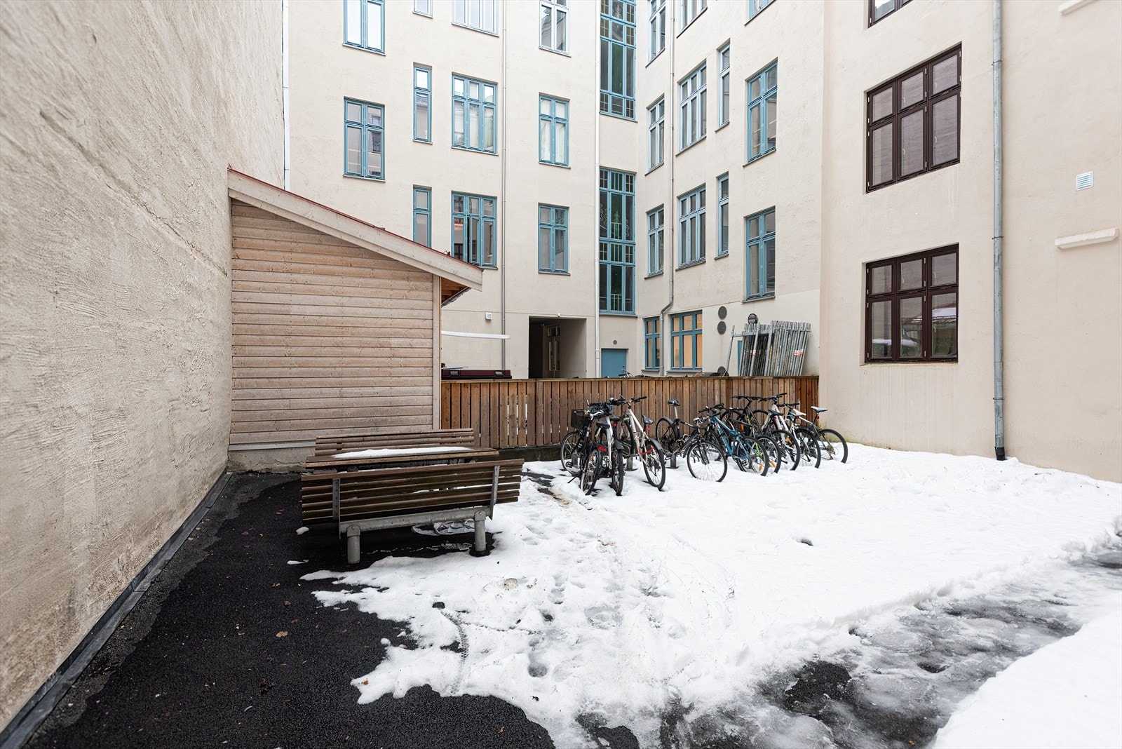 Hyggelig bakgård med sykkelparkering og benker. Galleribilde