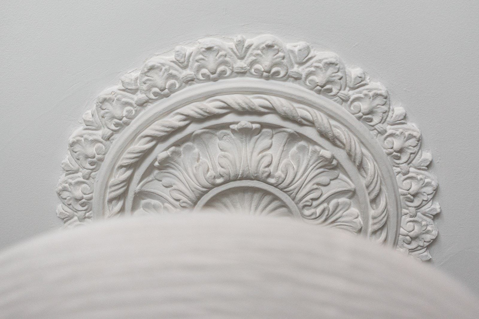 Leiligheten er utsmykket med klassiske originale rosetter og stukkaturer. Galleribilde