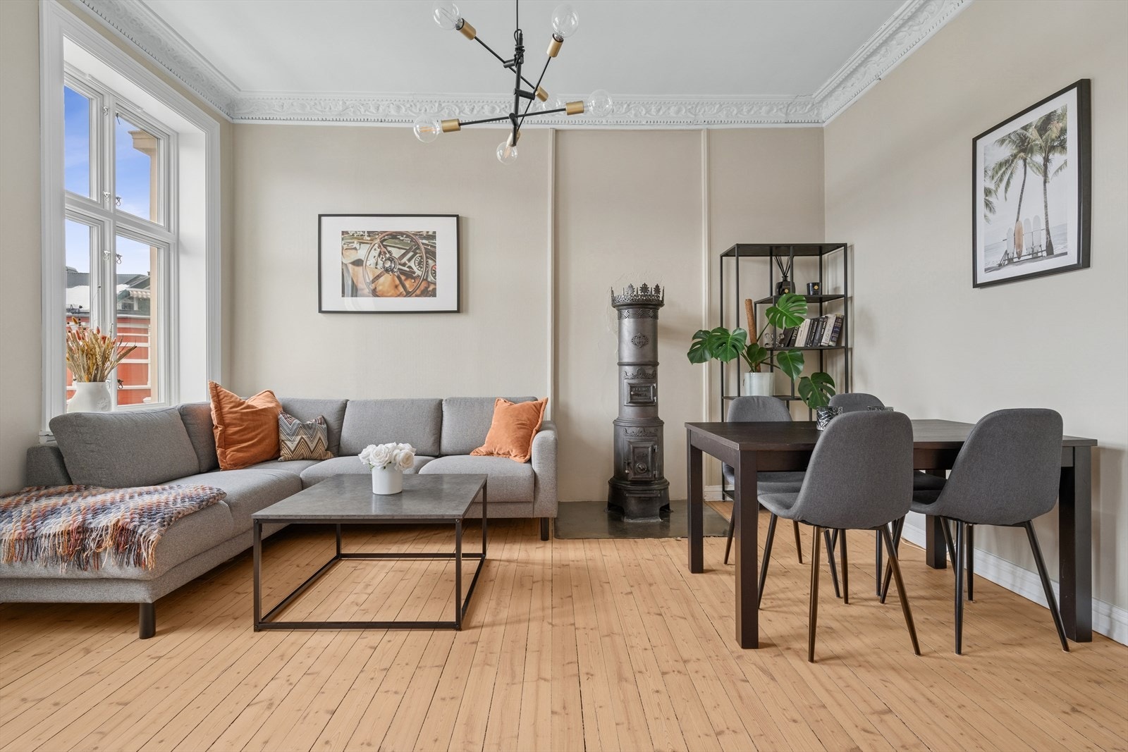 Store vindusflater med dype karmer, originale tregulv og nydelig peis. Her vil man trives. Galleribilde