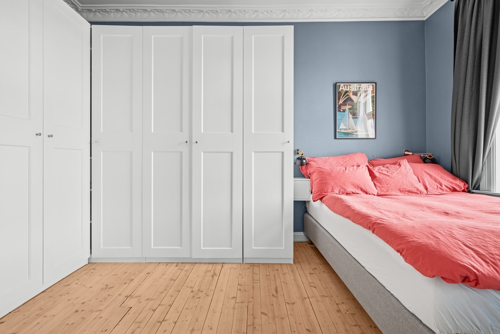 Soverommet har god plass til dobbeltseng og mye garderobe. Ønsker man hjemmekontor her inne får man plass til det også. Galleribilde