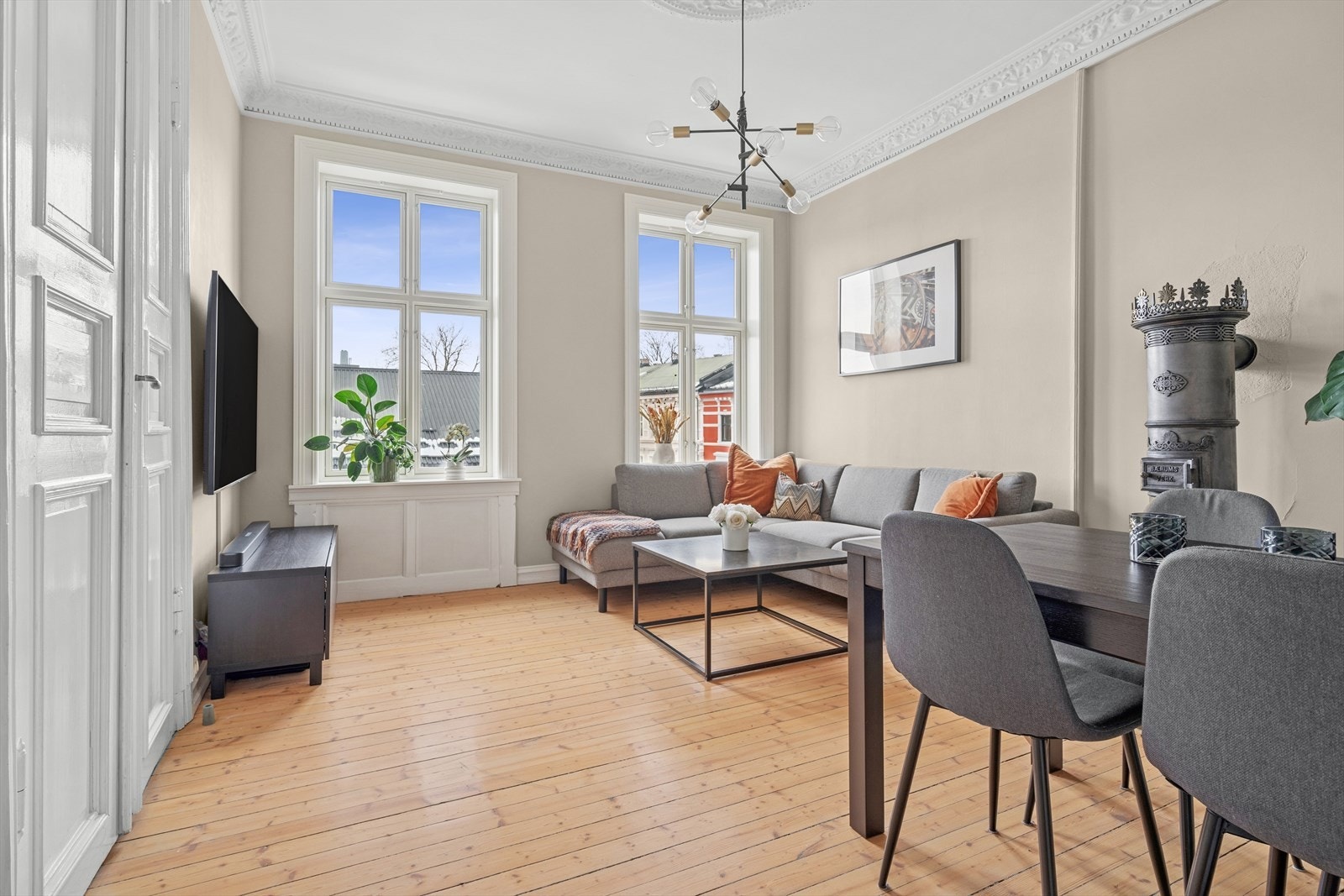 Hei får du ei romslig stue med god plass til spisebord og sofagruppe. Galleribilde