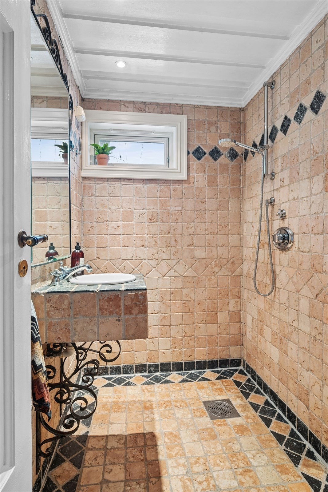 Varmekabler på gulv og downlights i tak. Galleribilde