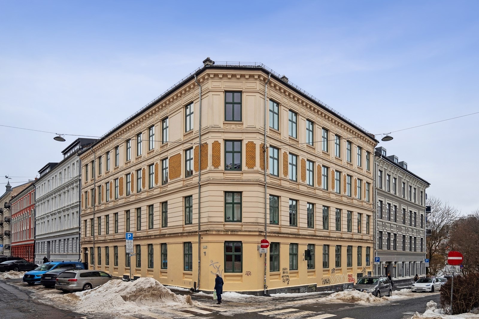 Følger du veien ned til høyre kommer du til Akerselva, følger du ned til venstre kommer du til en hyggelig park som er populær for grilling og kos om sommeren. Galleribilde