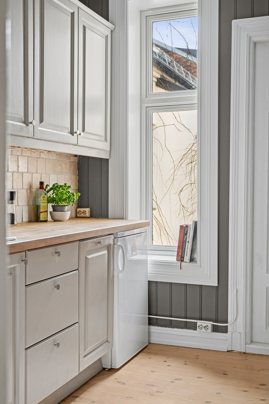 Koselig vindu ut mot bakgården. Galleribilde