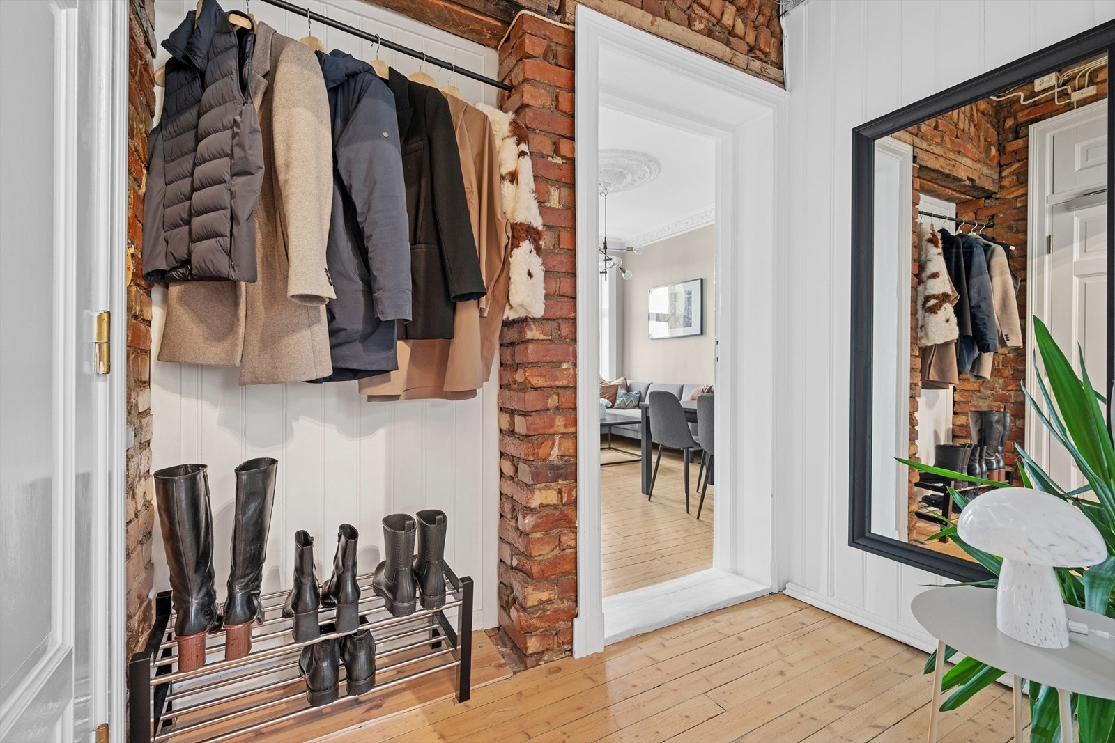 Entreen tar deg imot med sjarmerende teglstein og den gode takhøyden. Galleribilde