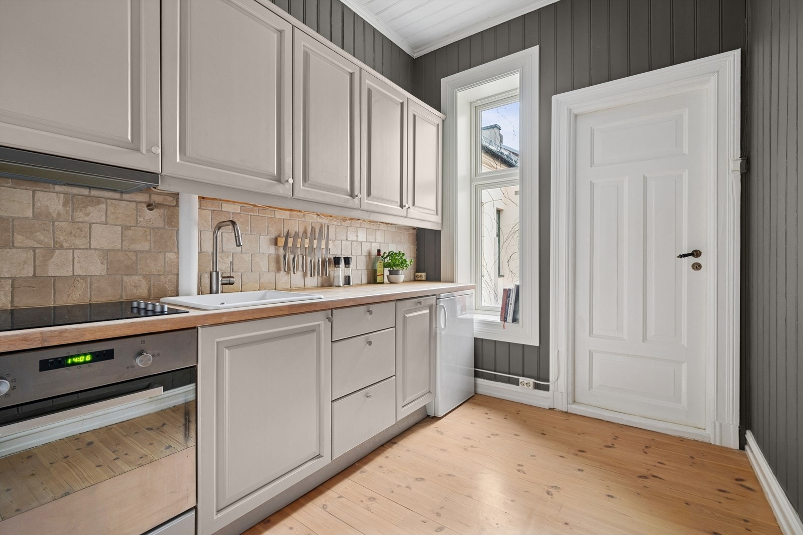 Om sommeren blir vinduet en grønn vegg, med nydelig lys skinnende gjennom. Galleribilde