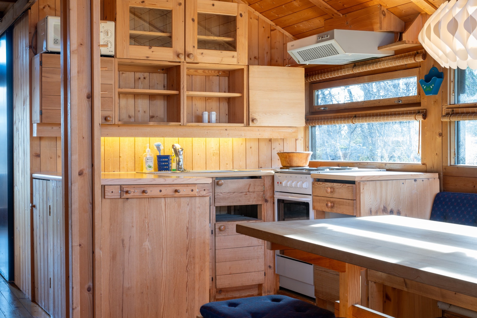 Ålkjøkken i heltre furu Galleribilde