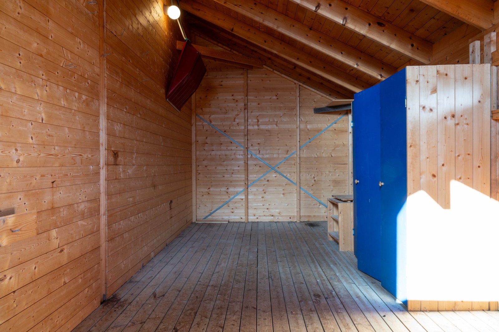 Garasjen har en stor tilhørende bod Galleribilde