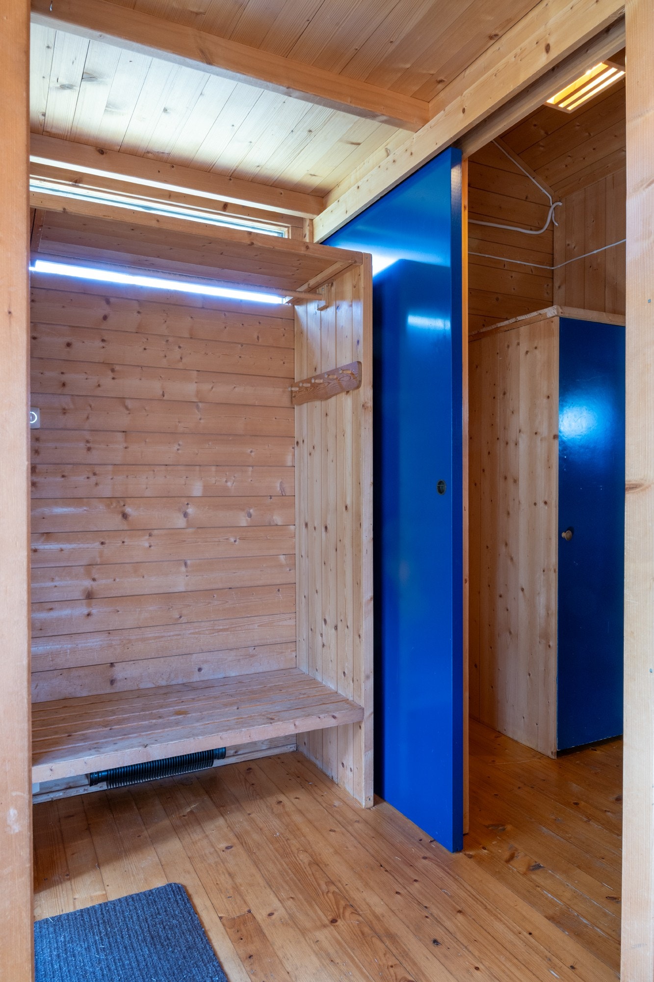 Gang med garderobe Galleribilde