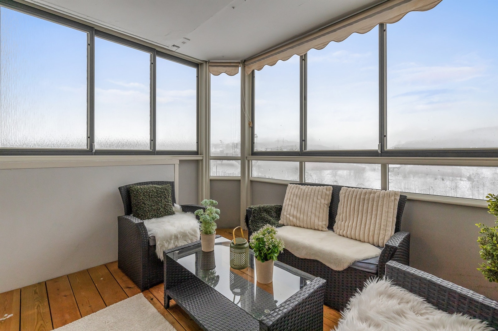 Balkongen er innglasset, noe som gjør at sesongbruken forlenges til større deler av året. Galleribilde