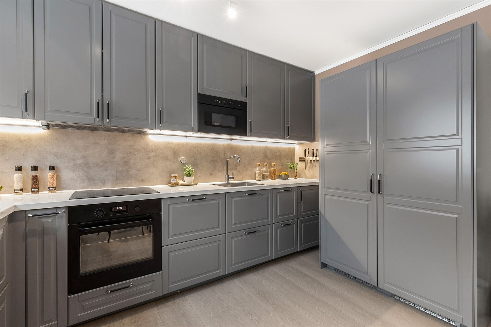 Her får du et pent og praktisk kjøkken med stilfullt uttrykk, som byr på flere smarte løsninger og funksjoner. Galleribilde