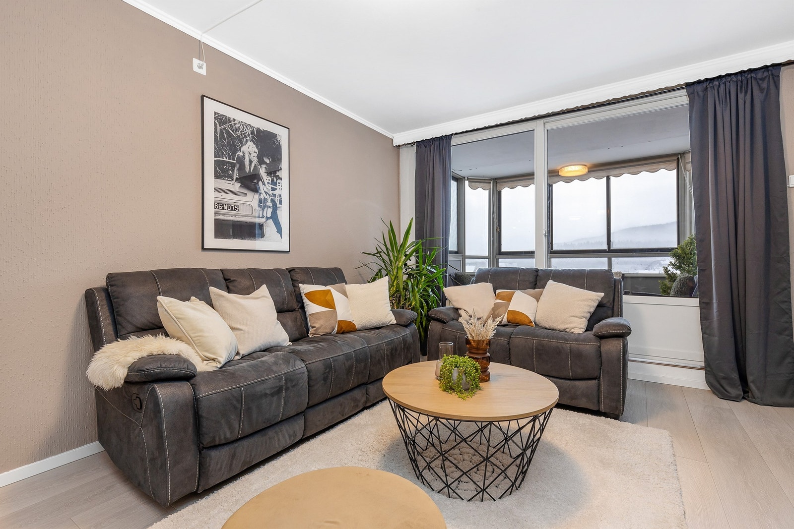 Det er gode muligheter for å møblere i soner, med sofa, tilhørende salongbord, tv-seksjon og en spisegruppe om ønskelig. Fra stuen er det utgang til en romslig balkong! Galleribilde