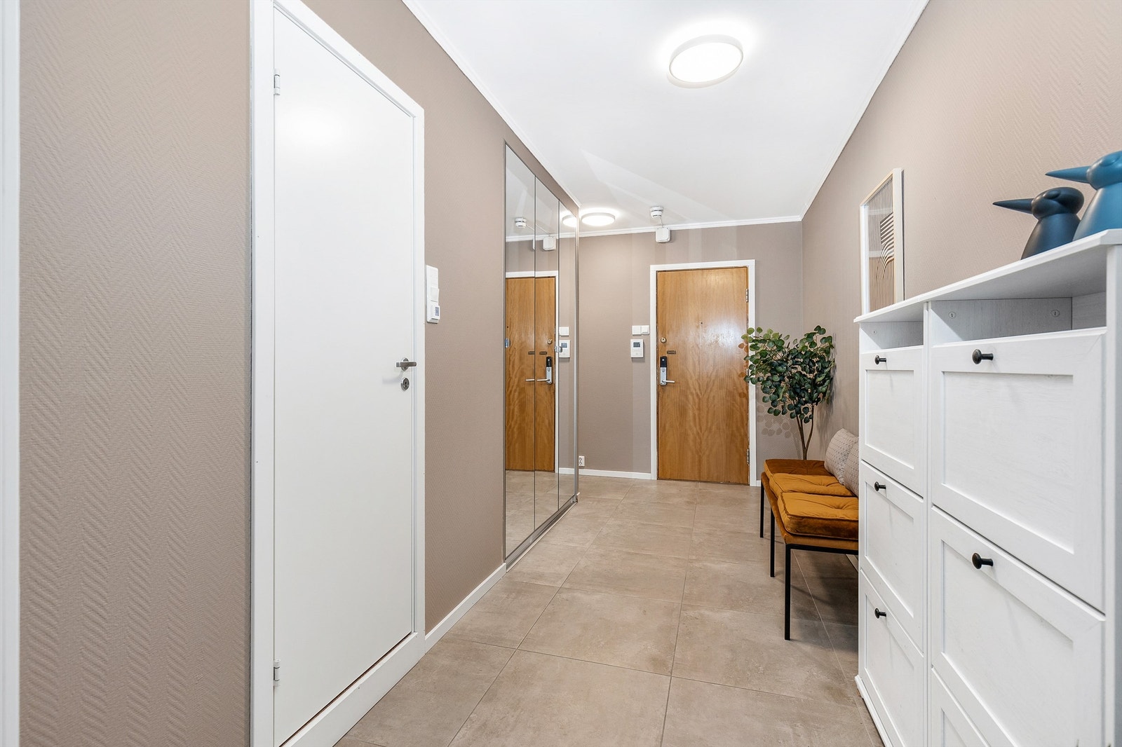 Det er rikelig med oppbevaringsplass i et romslig garderobeskap, og ytterligere oppbevaringsplass om det er ønskelig. Galleribilde