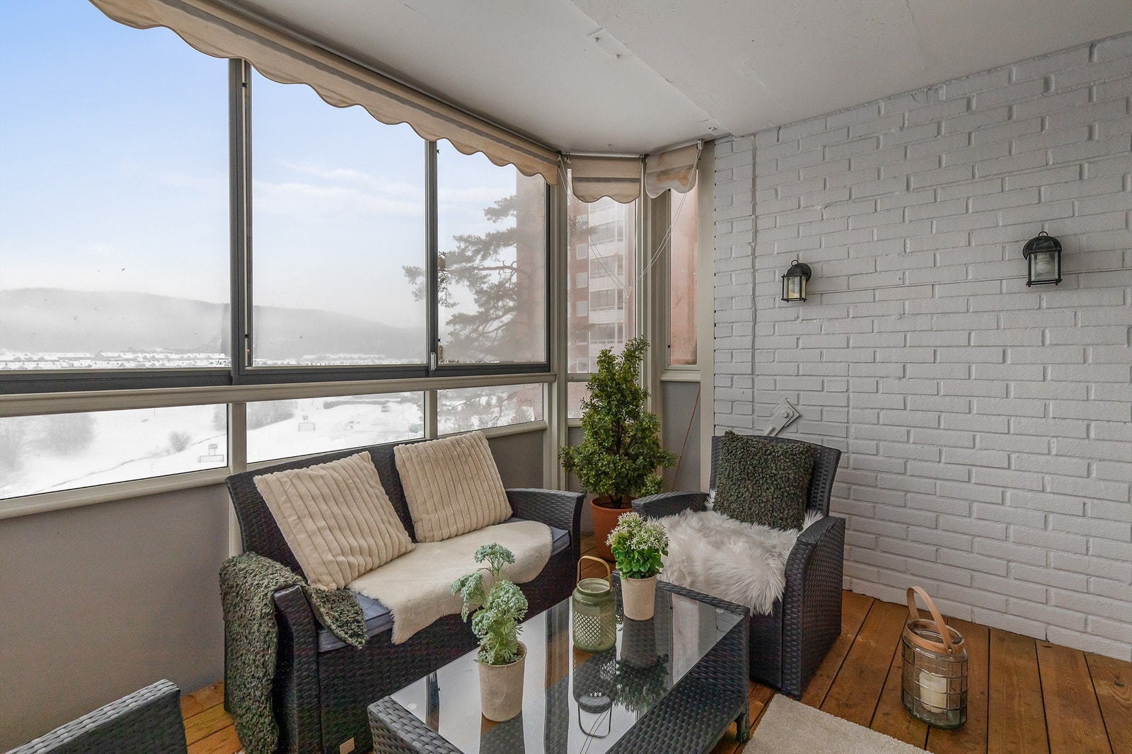 Det er god plass til å innrede med ønsket utemøblement med hele 9 kvm til disposisjon. Selger opplyser om gode solforhold fra 0600-1800 på sommerstid. Galleribilde