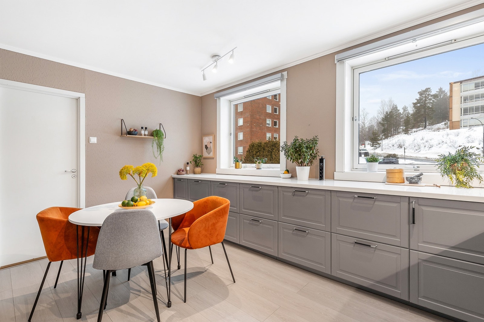 Rommet har god plass til å møblere med en hyggelig spisegruppe, og med store vindusflater slippes det inn rikelig med dagslys. Galleribilde