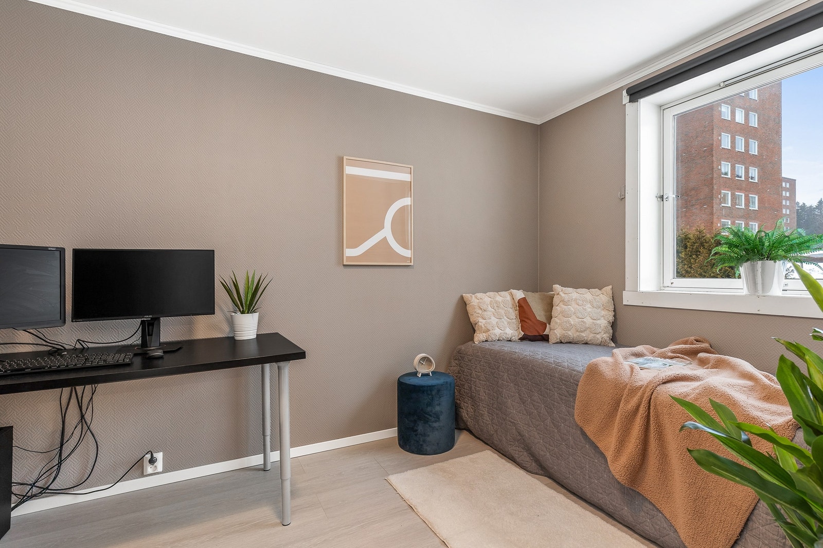 Det er totalt tre soverom i leiligheten, alle av god størrelse. Det siste soverommet passer også perfekt som gjesterom, barnerom eller kontor. Galleribilde