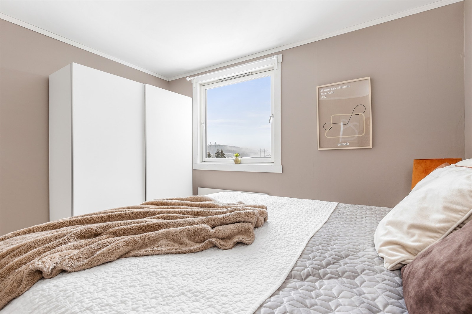 Her er det god plass til oppbevaring i en romslig garderobe. Det er også rikelig med lysinnslipp, som skaper en åpen og luftig romfølelse. Galleribilde