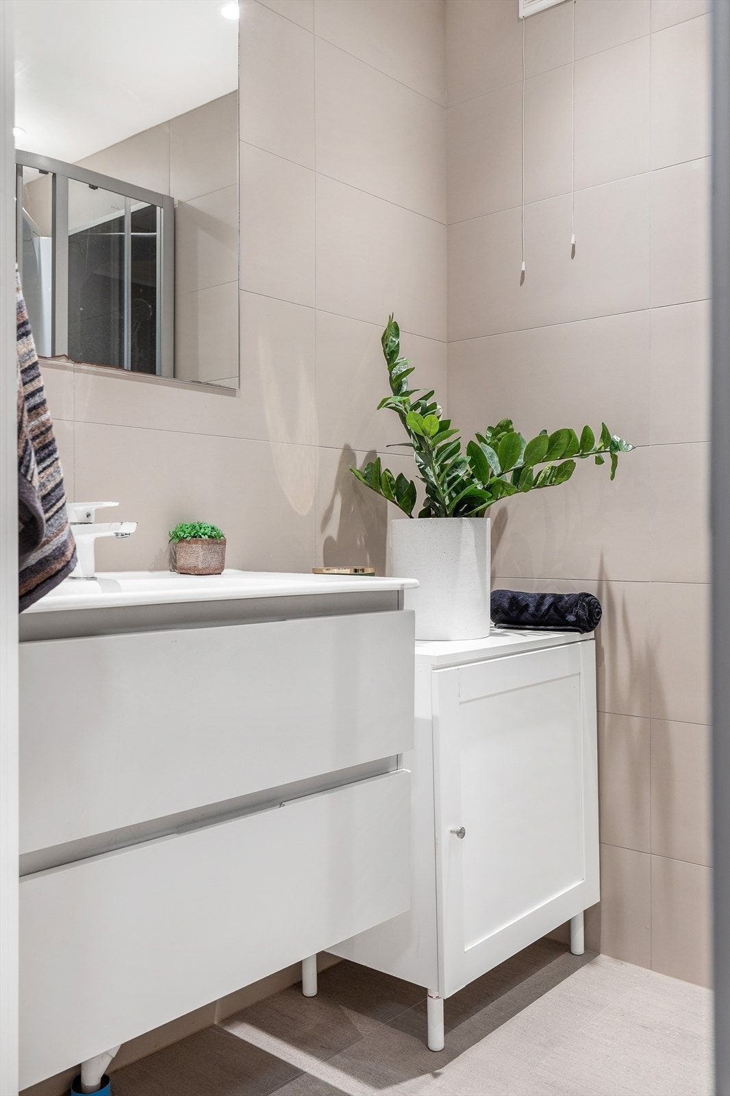 Her er det plass til å møblere med ytterligere baderomsinnredning om ønskelig. Galleribilde