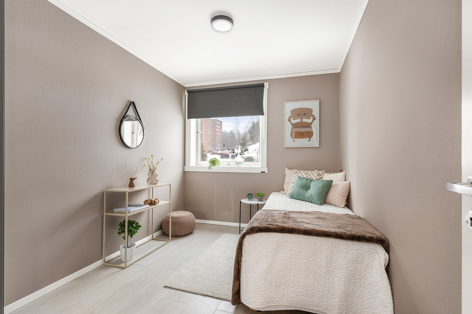 Boligens andre soverom er også av god størrelse, med plass til seng, tilhørende nattbord og annet ønskelig soveromsmøblement. Galleribilde