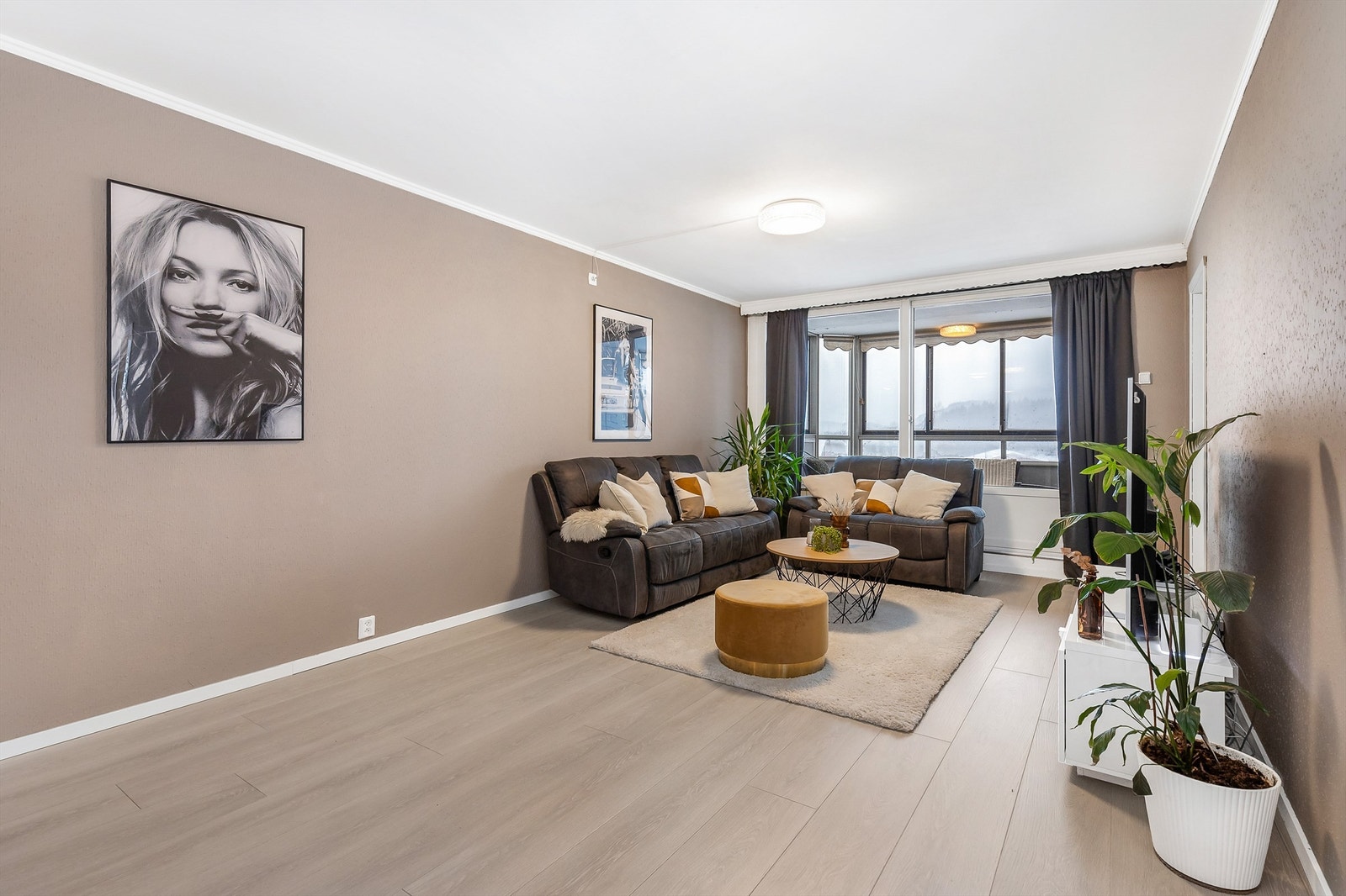 Leiligheten er romslig med store vindusflater som sørger for rikelig med lysinnslipp og skaper en åpen og luftig romfølelse. Galleribilde