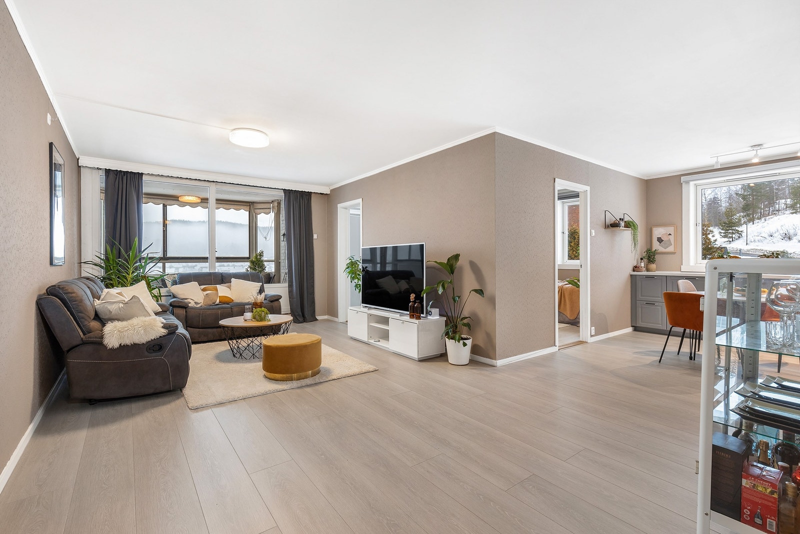 Robin Lauritzen v/ Eiendomsmegler Krogsveen har gleden av å presentere Ludvig Karstens vei 8! En lys og arealeffektiv 4-roms andelsleilighet med innglasset balkong og gjennomgående god standard! Galleribilde