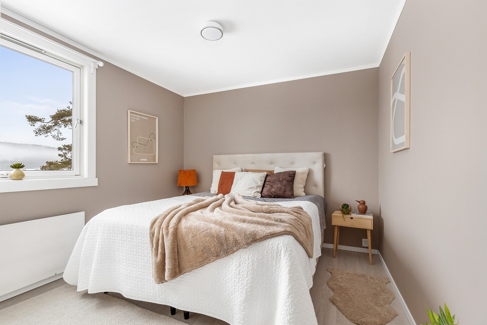 Fra stuen er det adkomst til hovedsoverommet, som er av god størrelse og er malt i tidløse og nøytrale nyanser- perfekt for soverommet. Galleribilde