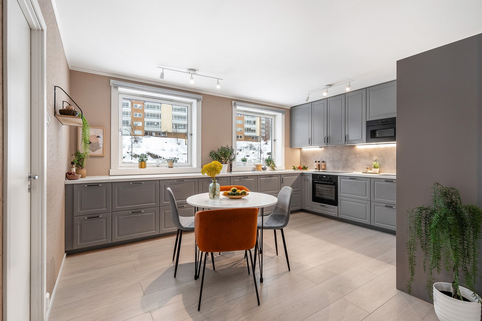 Kjøkkenet er for mange det viktigste rommet i boligen. Leilighetens kjøkken er her holdt i en delvis åpen løsning mot stuen, noe som skaper en fin sone for matlagingen. Galleribilde