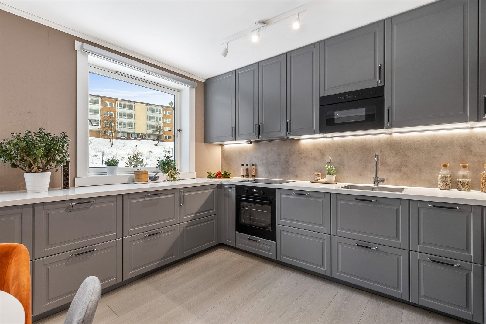 Her er det rikelig med oppbevaringsplass i både skuffer og skap, og den store benkeplaten gir god plass til å diske opp lekre retter til venner og familie. Galleribilde